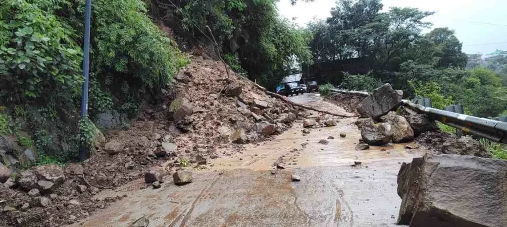 Multiple-Landslides-Road-Blockages-in-Himachal-Pradesh