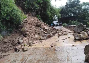 Multiple-Landslides-Road-Blockages-in-Himachal-Pradesh