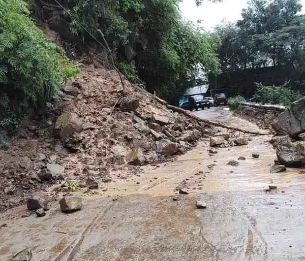 Multiple-Landslides-Road-Blockages-in-Himachal-Pradesh