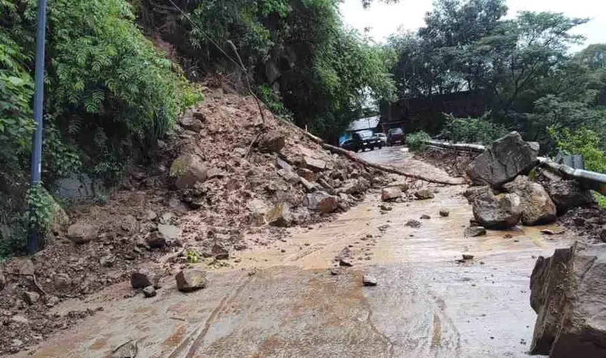 Multiple-Landslides-Road-Blockages-in-Himachal-Pradesh